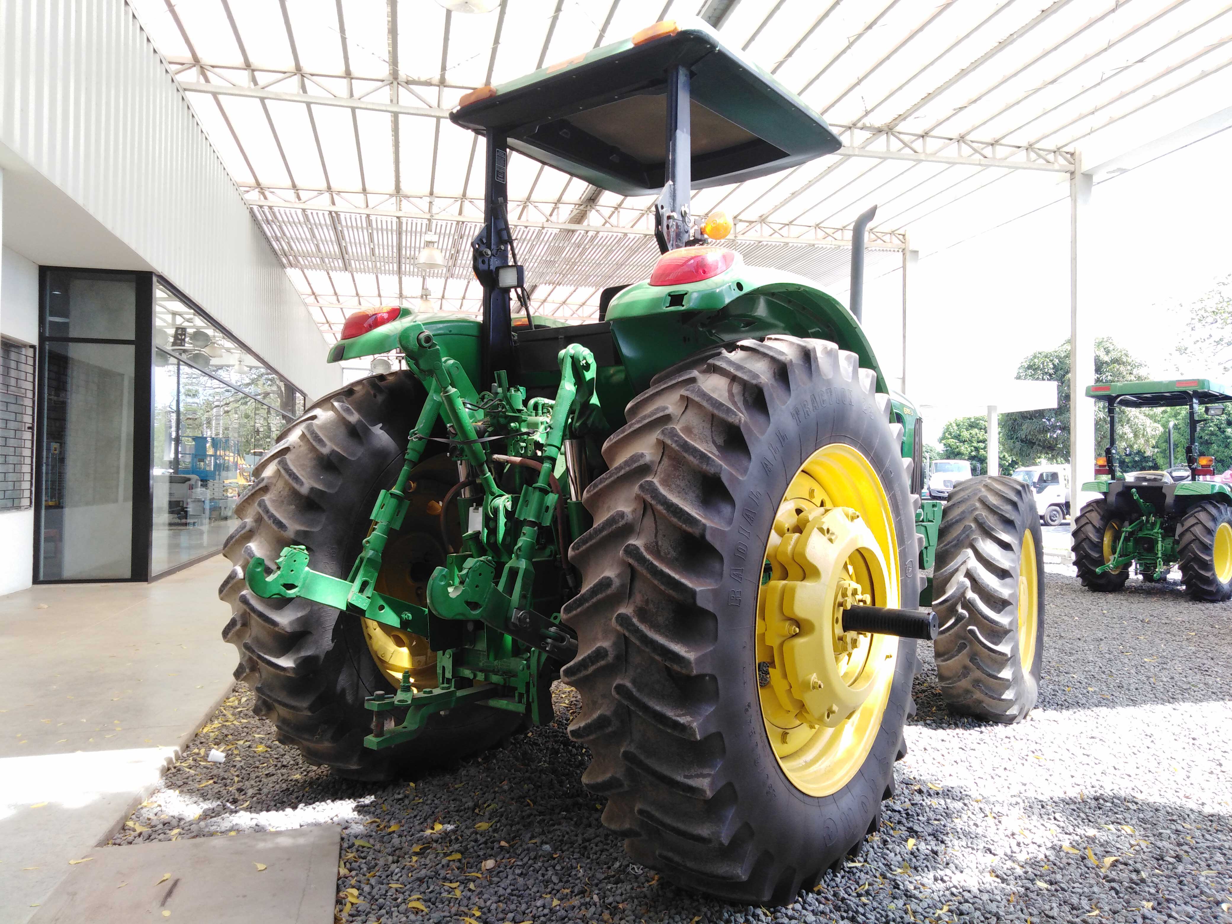 Tractor John Deere 6155J Seminuevo con +/- 2,000, año 2015, 155 HP