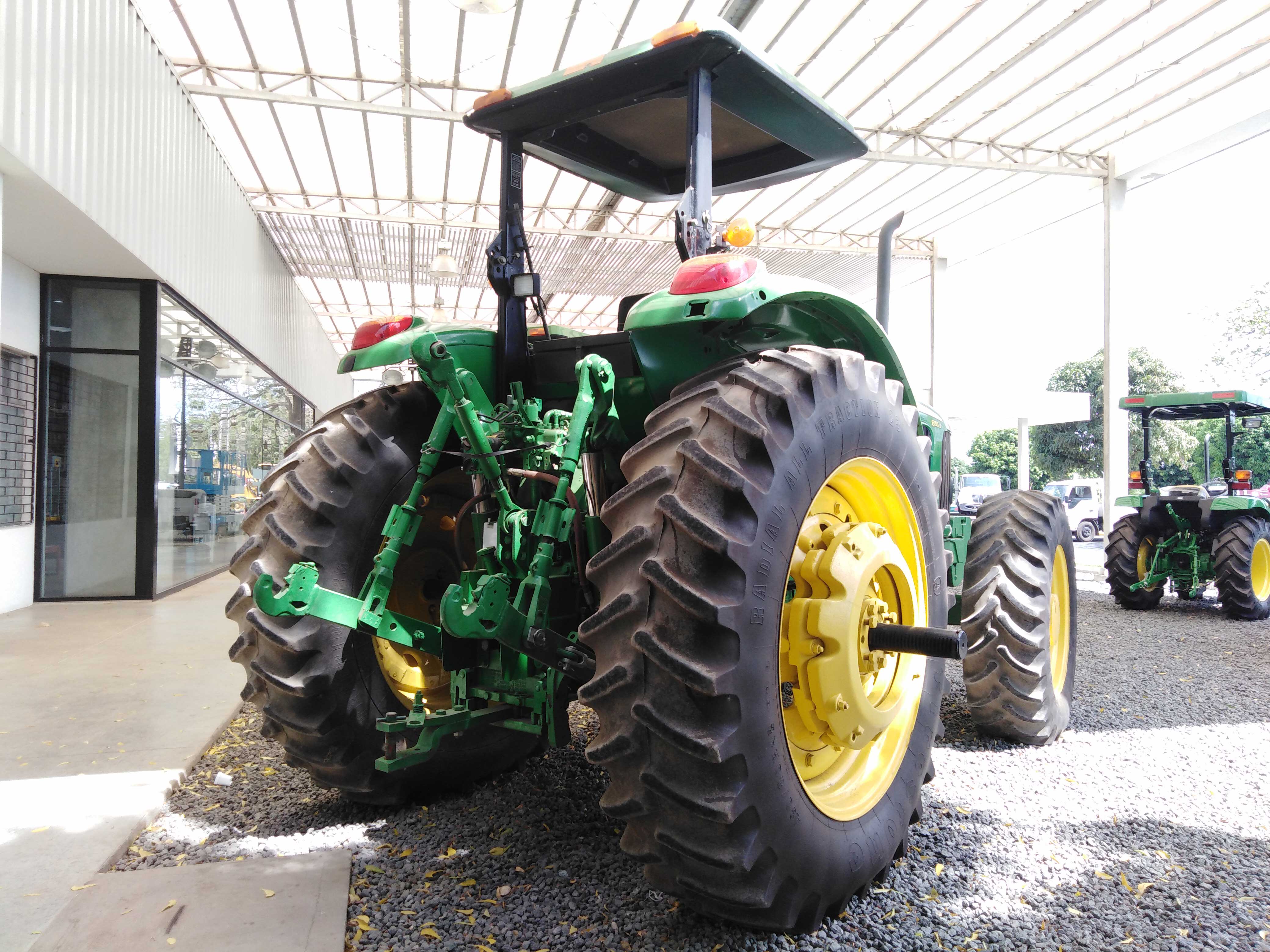 Tractor John Deere Seminuevo 6155J Tractor John Deere 6155J Seminuevo con +/- 2,000, año 2015, 155 HP
