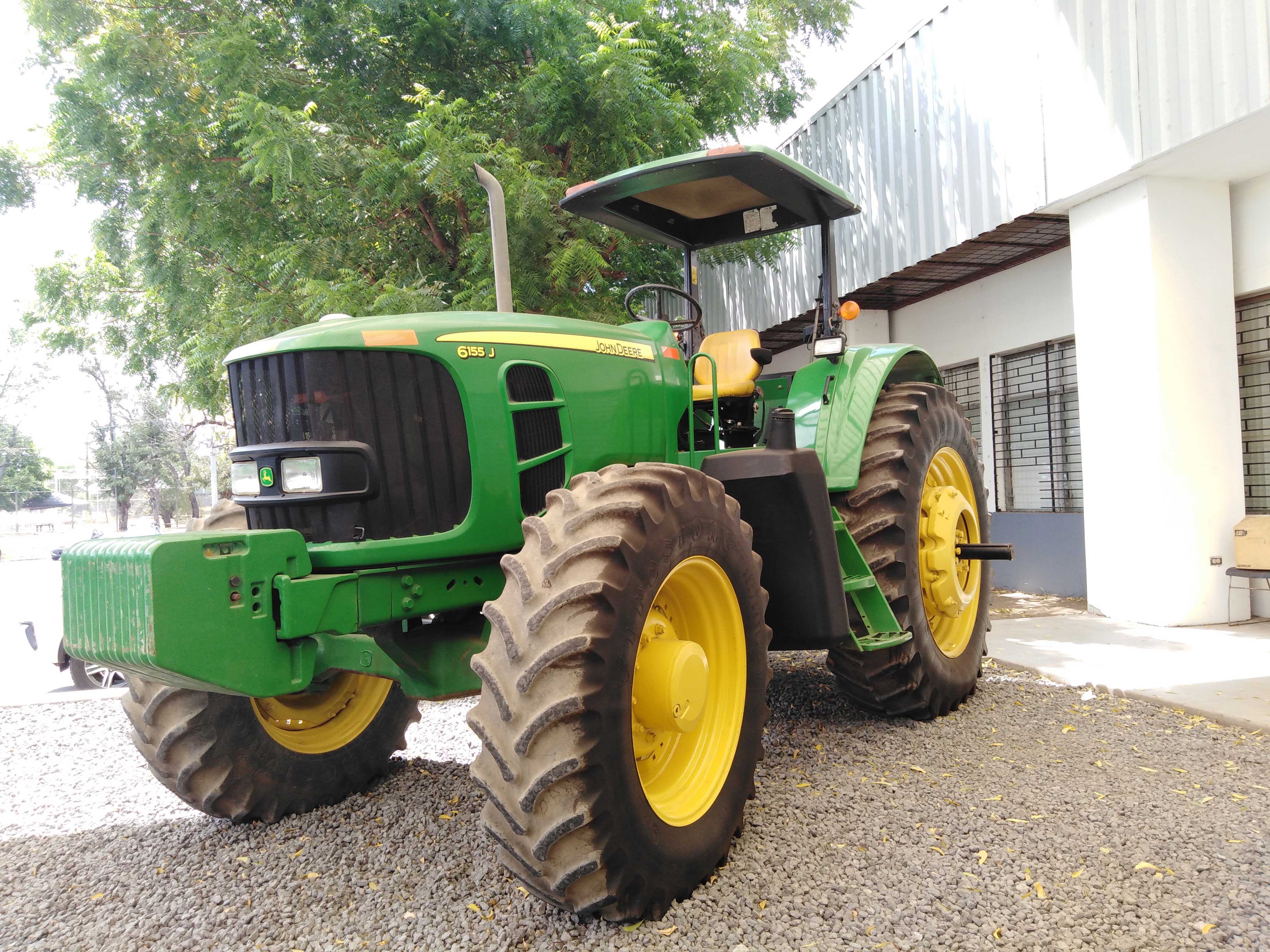 Tractor John Deere 6155J Seminuevo con +/- 2,000, año 2015, 155 HP